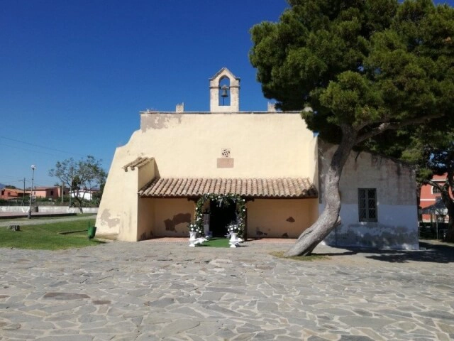 Nell'immagine, l'esterno della chiesetta campestre di Sant'Andrea con delle decorazioni per un matrimonio davanti all'ingresso.