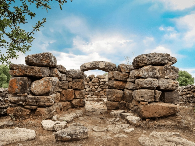 Nell'immagine, una struttura di sassi in Sardegna.