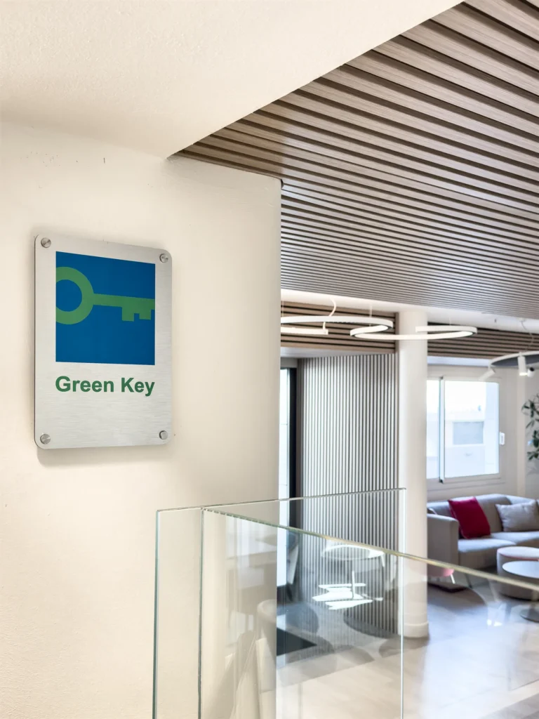 Nell'immagine, il primo piano della targa Green Key presso l'Hotel Residence Italia.