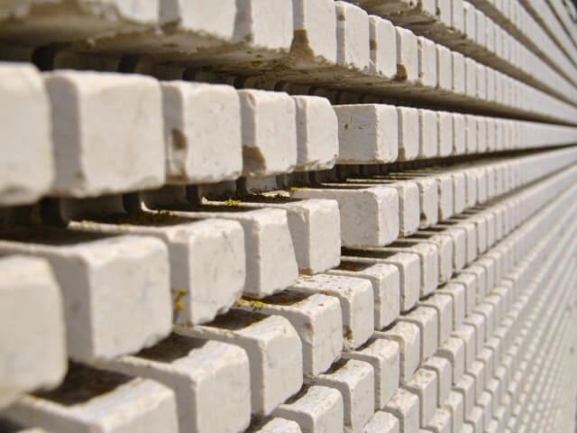 Nell'immagine, un primo piano su alcune Pietre Sonore presso il Museo di Pinuccio Sciola.