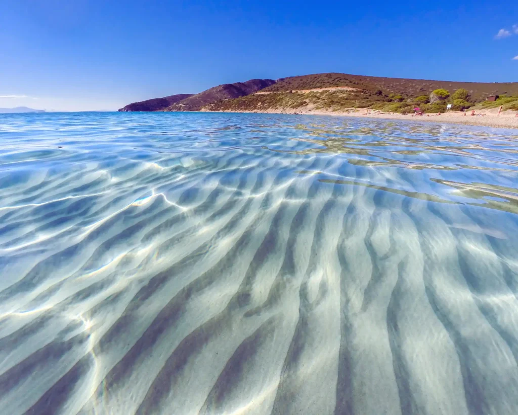 Nell'immagine, una panoramica del mare di Quartu Sant'Elena con l'acqua cristallina.